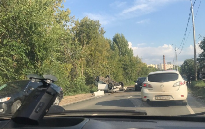 На Вешней автоледи опрокинула иномарку на крышу