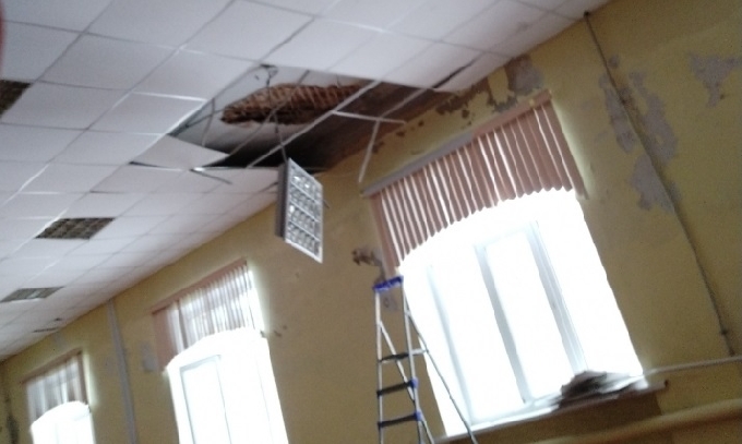 В школе на Огородной обрушился потолок