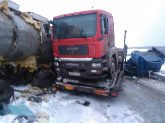На саратовской трассе столкнулись бензовоз и молоковоз