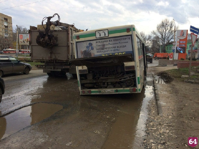 В Саратове автобус с пассажирами провалился в дорожную яму 