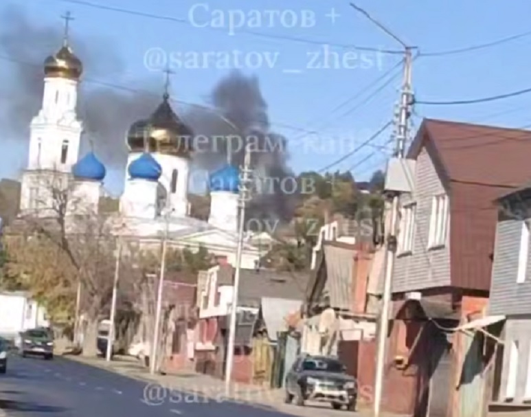 На улице Октябрьской в Саратове горит дом