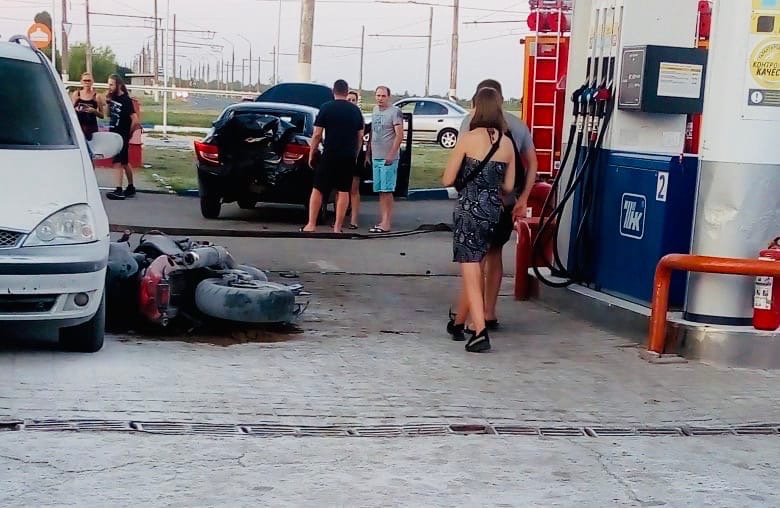 Лихач на «Кавасаки» устроил ДТП на заправке и попал в больницу