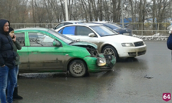 На 1-м проезде Танкистов автоледи потеряла бампер в аварии с внедорожником