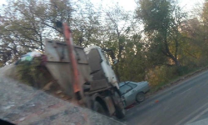На мосту в Саратове мусоровоз протаранил «Ладу»