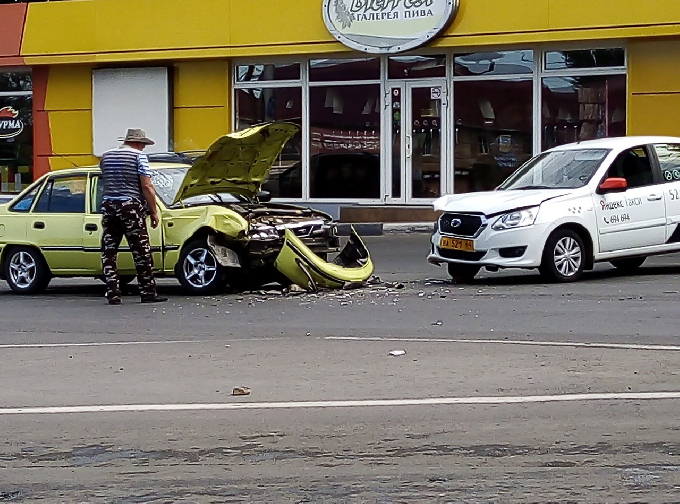 В аварии с саратовским такси пострадала женщина
