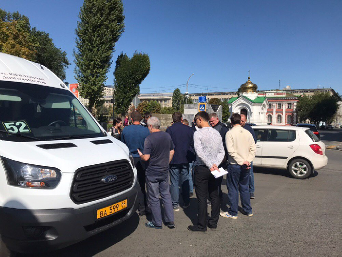 Водитель маршрутки сбил мотоциклистку на глазах у главы Саратова