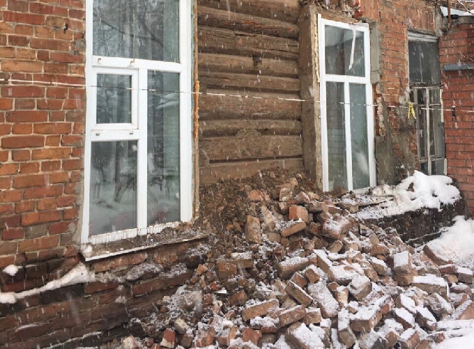 В Саратовской области обрушилась стена дома на пять семей