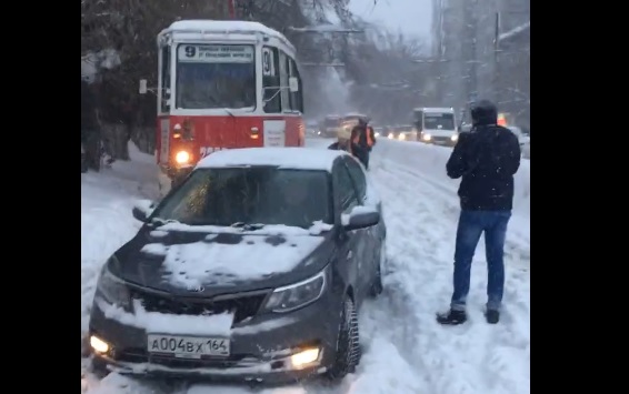 В Саратове автоледи на иномарке парализовала движение трамваев