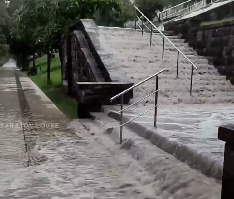 Жители в грозу сняли водопад на набережной Саратова