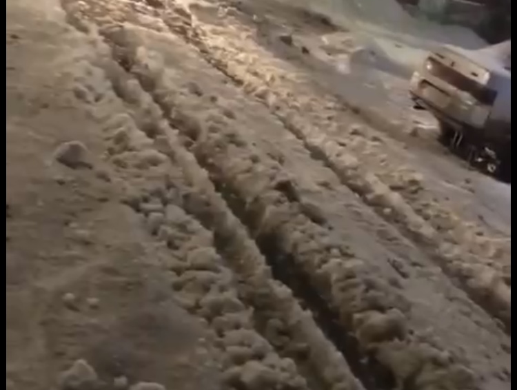 В Саратове не чищенную от снега улицу заливает водой