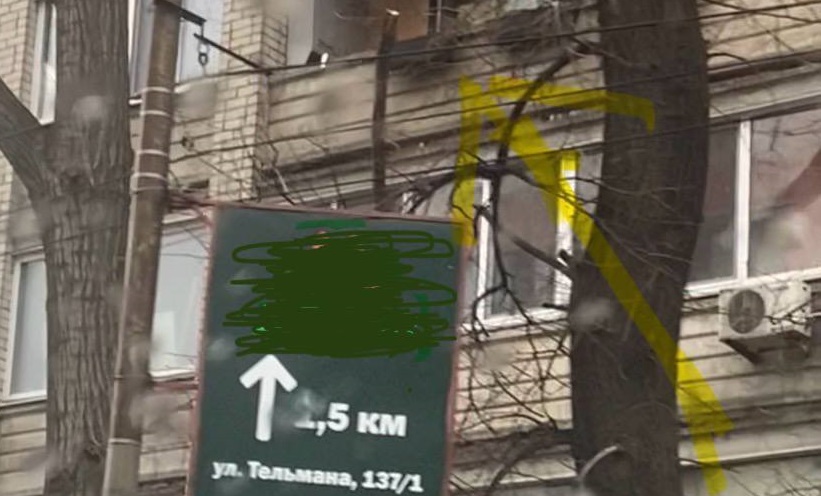 В Энгельсе заметили опасную ветку над тротуаром 