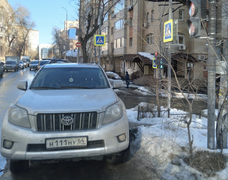 В Саратове автохам на внедорожнике запарковался на пешеходном переходе