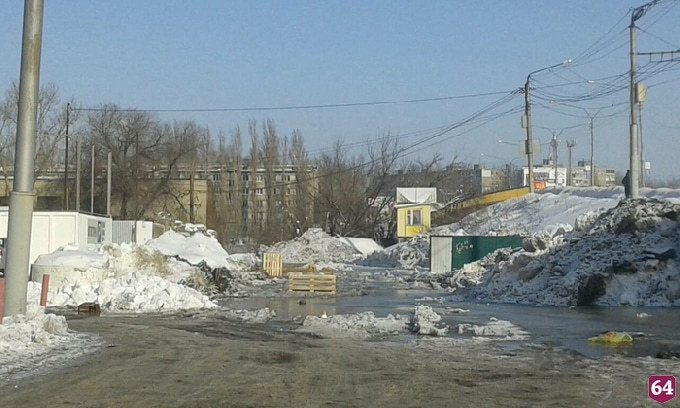 Цементовоз вмерз в лед под саратовским мостом
