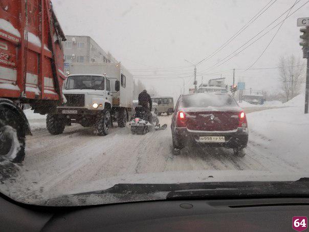 Жители Саратова достали снегоходы 