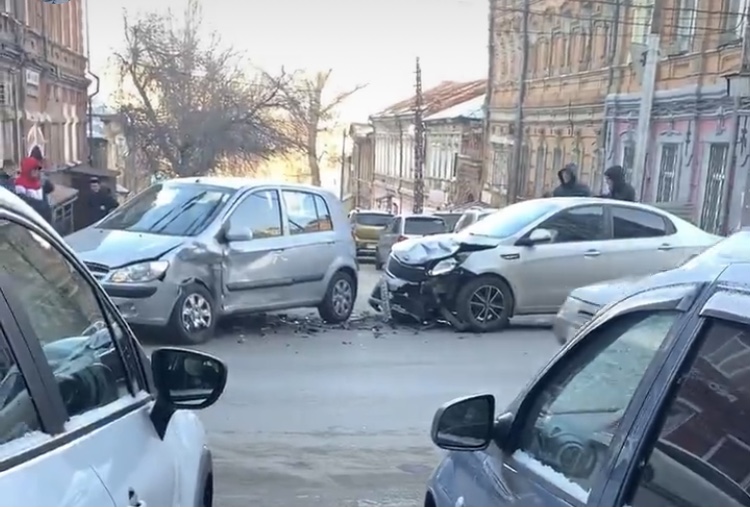В центре Саратова иномарки не поделили перекресток