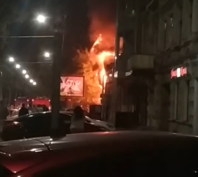Жильцы успели выбежать из охваченного огнем 2-этажного дома 