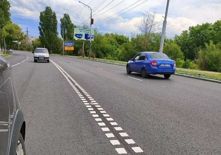 В Саратове на Ново-Астраханском шоссе нанесли разметку с эффектом шума