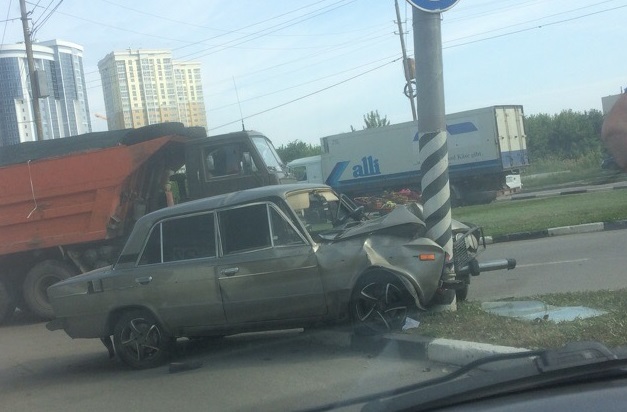 В Энгельсе «Жигули» протаранили столб у быка-солевоза