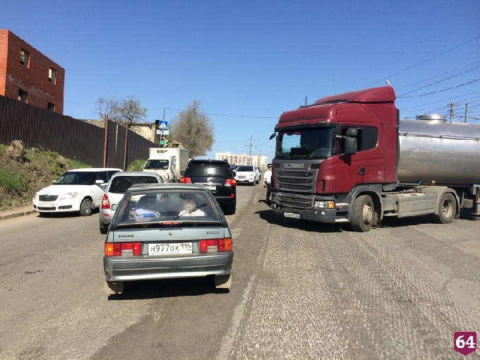 Выезд из Солнечного заблокирован из-за тройного ДТП с автоцистерной