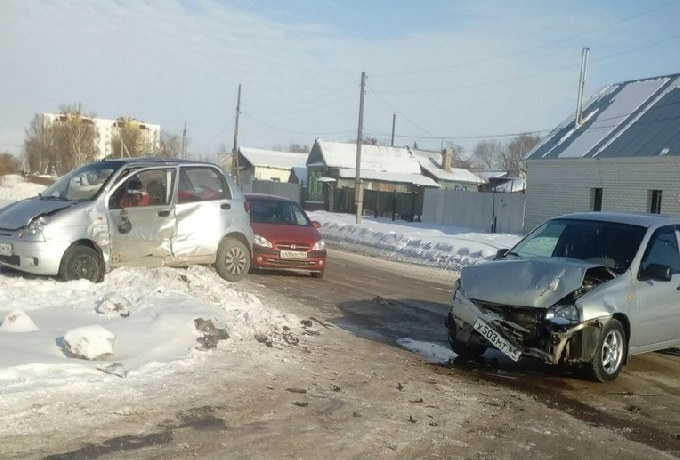 На опасном перекрестке «Калина» загнала «Матиз» в сугроб
