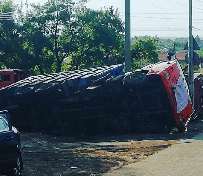 В Саратове перевернулся мусоровоз