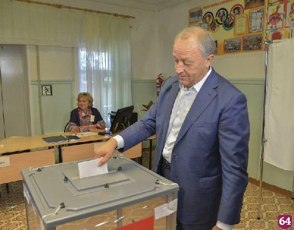 Радаев проголосовал на выборах губернатора и депутатов 