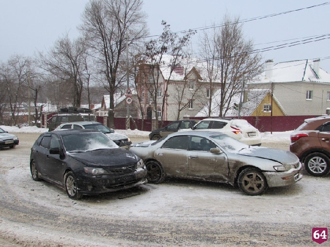 В Саратове произошла массовая авария с 4 автомобилями 