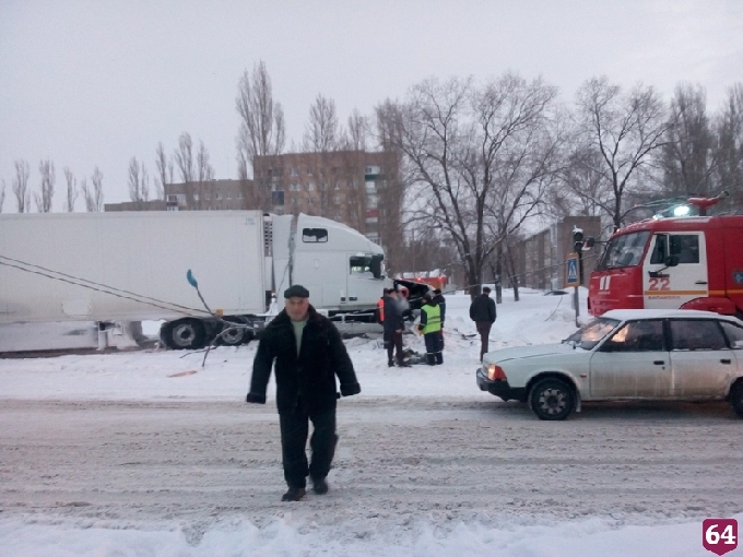 Грузовик врезался в пассажирский автобус и снес светофор