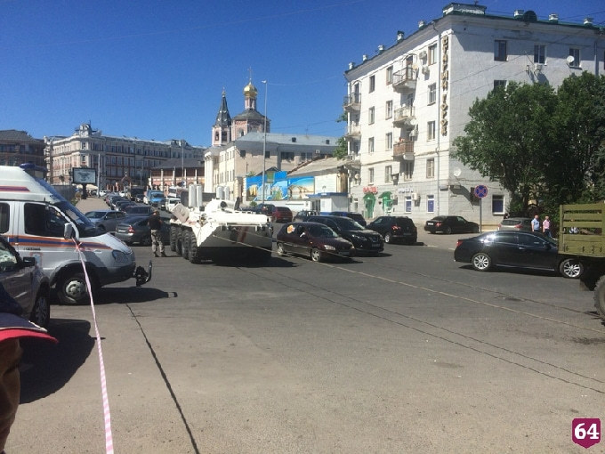 Улетевший к набережной автобус поставили на дорогу с помощью БТР 