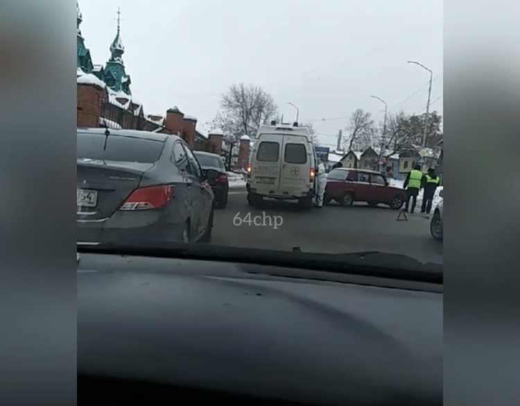Легковушка протаранила «скорую помощь» у детской больницы