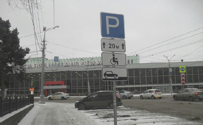 Активисты добились замены дорожных знаков на Привокзальной площади  