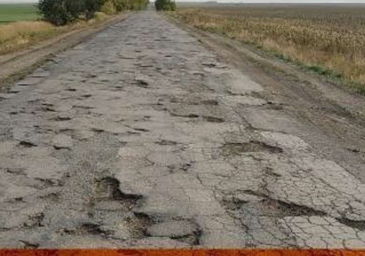 Жители поселка боятся исчезновения дороги из-за ям