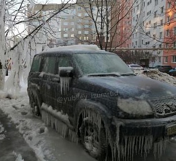 Коммунальщиков обязали освободить вмерзшие в лед машины в Саратове