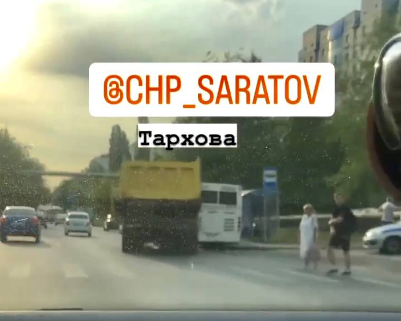 В Саратове грузовик протаранил пассажирский автобус