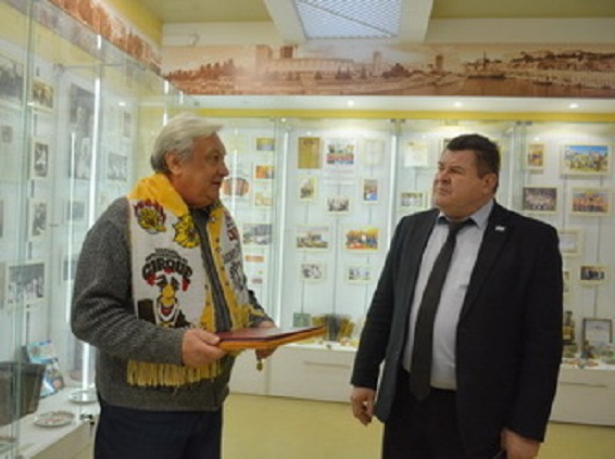 Музею саратовской гармоники подарили хрустальный инструмент