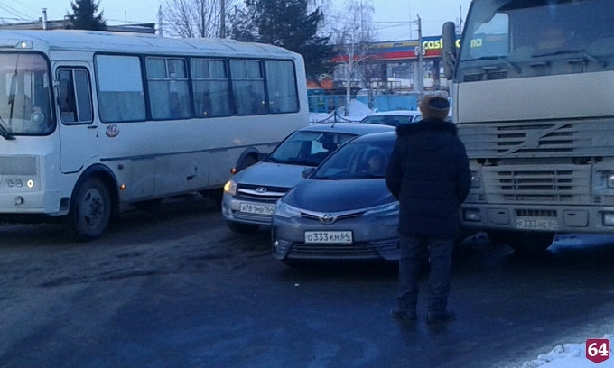 Авария с фурой заблокировала выезд из Саратова
