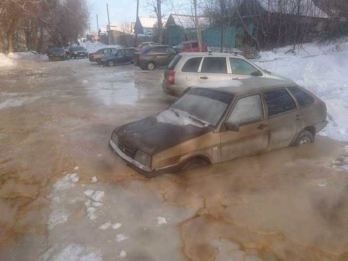 В Саратове машины «застряли в текстурах» после коммунальной аварии
