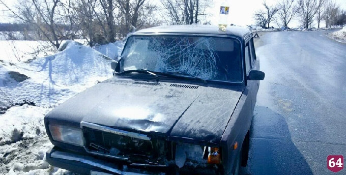 Пассажирке «Жигулей» порезало лицо из-за схода с грузовика наледи 