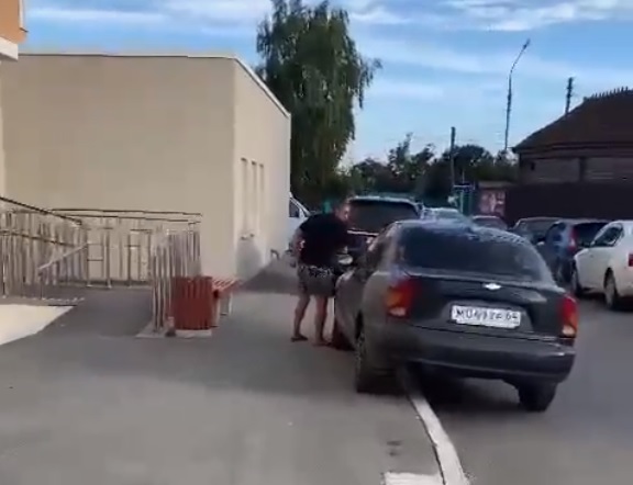 В Энгельсе «мститель» поцарапал машины автохамов