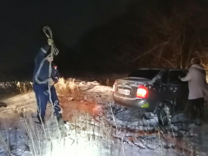 Автоледи на «Калине» застряла ночью в снежном поле 