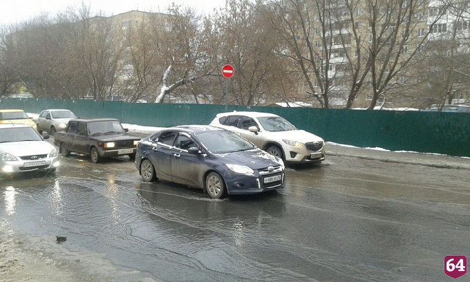 В Саратове несколько улиц заливает коммунальными водами