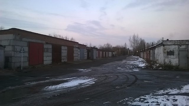 Житель Энгельса избил и изнасиловал в гаражах случайную прохожую 