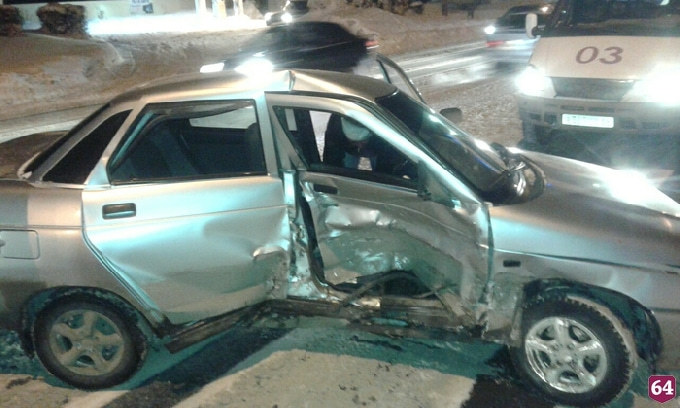 В Саратове 3 человека пострадали в ДТП у автосалона