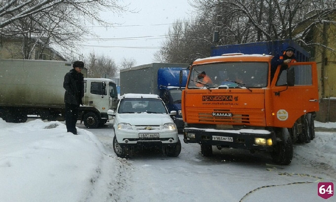 Водители объезжают через дворы аварию на Танкистов 