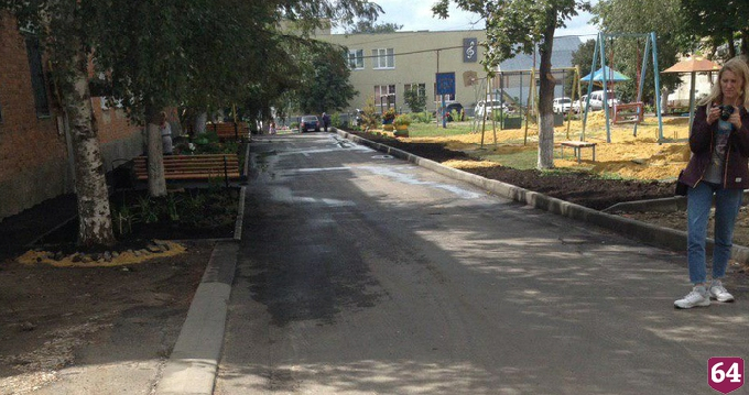Губернатор оценил ход ремонта дворов в Аткарске