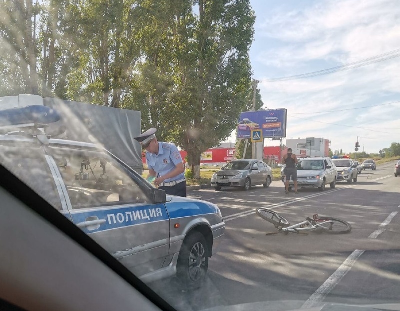 На переходе под колесами автомобиля пострадал 16-летний велосипедист