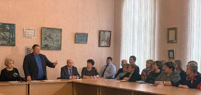  Панков обсудил ремонт тротуаров с руководством саратовских школ