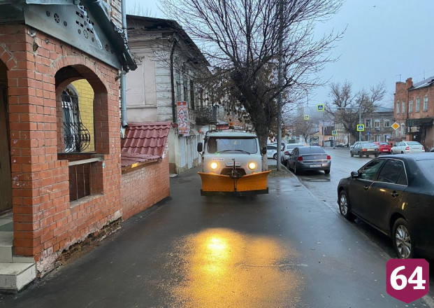 На борьбу с гололедом в Саратове вывели 148 единиц техники 