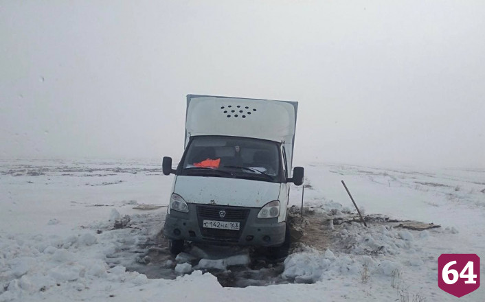 Саратовские спасатели эвакуировали водителя грузовика из заснеженного поля