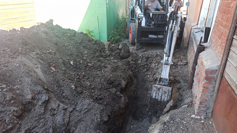 Коммунальщики меняют водопровод на улице Челюскинцев
